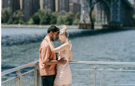 charm-date-man-and-woman-kissing-on-bridge